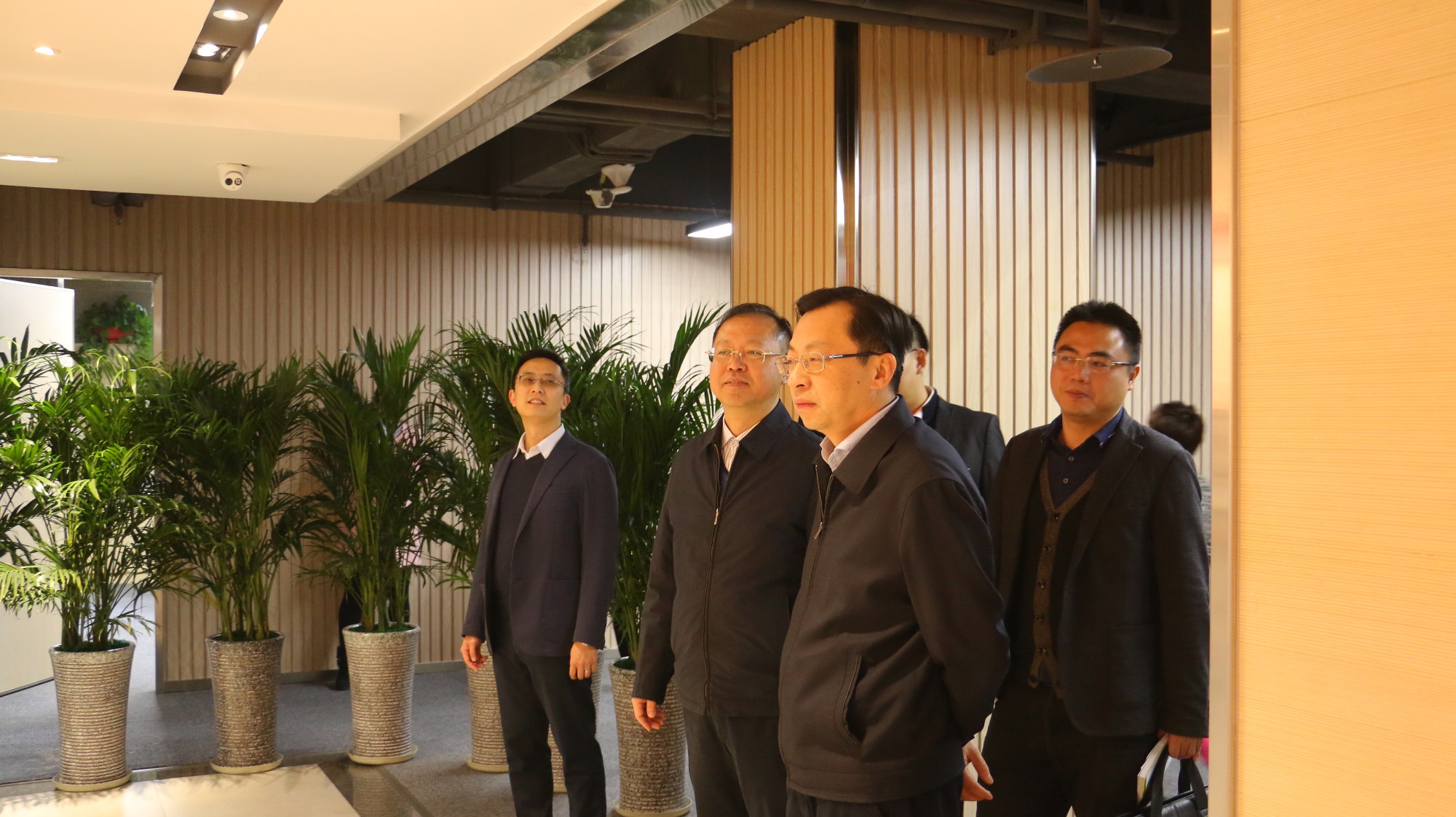 重庆市发改委、市金融办听取交易中心工作汇报