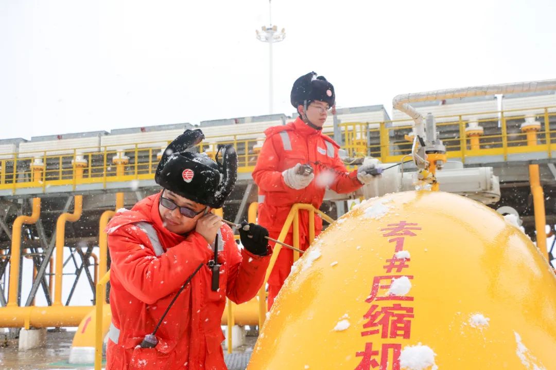 我国主干天然气管网日供气量突破8亿立方米 创历史新高12月25日，国家管网集团4.82万公里天然气管道日输气量突破8亿立方米，约占全国总供气量60%，超过上一供暖季最高值7.66亿立方米，刷新我国主干天然气管网供气新纪录。  今年下半年以来，国家管网集团坚决落实党中央、国务院决策部署，坚定扛起保供协调调度主体责任，成立冬季保供和冬奥会保供工作机构，建立保供专班协调机制，密切对接托运商做好入网资源和