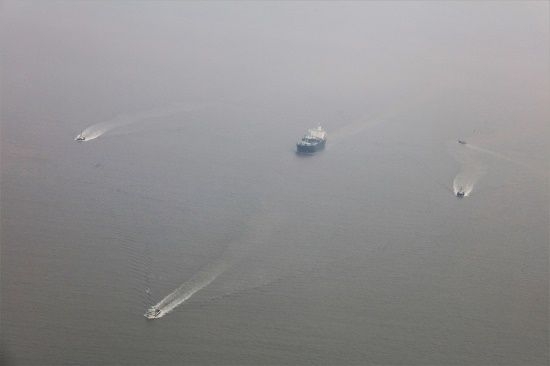 保障冬季天然气供应 洋山海事立体护航大型LNG船靠港